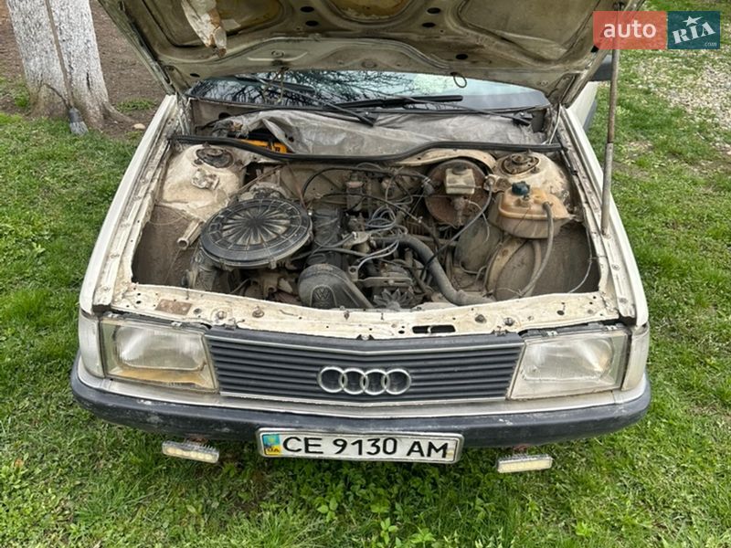 Седан Audi 100 1983 в Черновцах