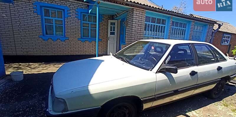 Седан Audi 100 1984 в Липовце