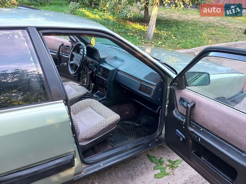 Седан Audi 100 1983 в Володимирі