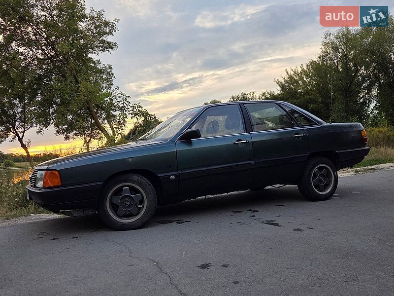 Седан Audi 100 1985 в Ровно
