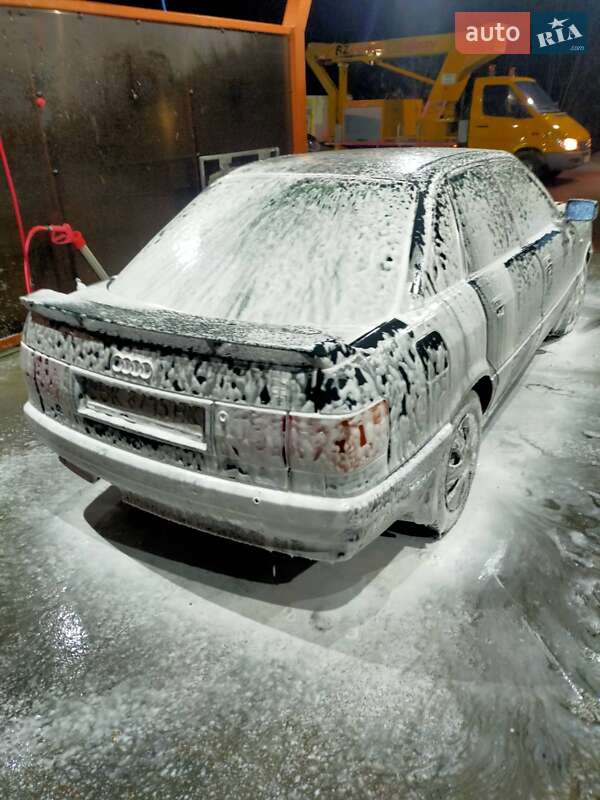 Седан Audi 80 1988 в Гоще