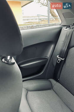 Хетчбек Audi A1 2012 в 