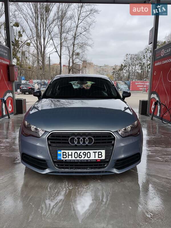 Хэтчбек Audi A1 2012 в 