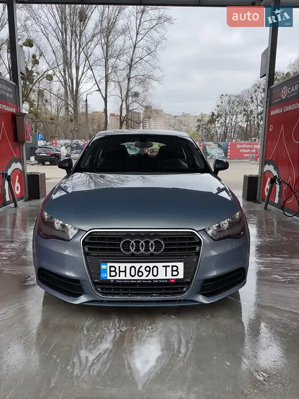 Хэтчбек Audi A1 2012 в 