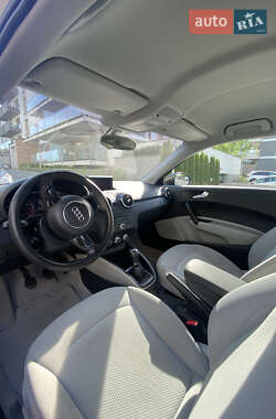 Хэтчбек Audi A1 2010 в 