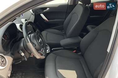 Хетчбек Audi A1 2012 в 