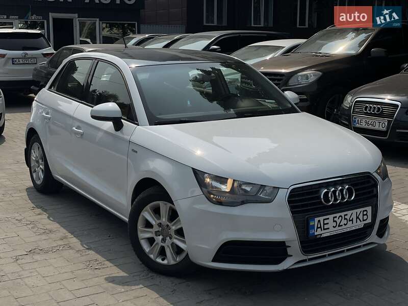 Хетчбек Audi A1 2012 в 