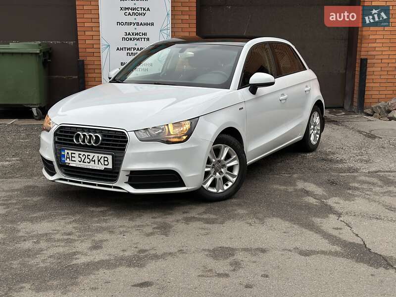 Хэтчбек Audi A1 2012 в 