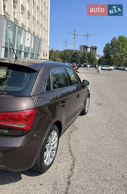 Хэтчбек Audi A1 2013 в 