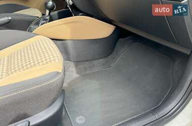 Хэтчбек Audi A1 2012 в 