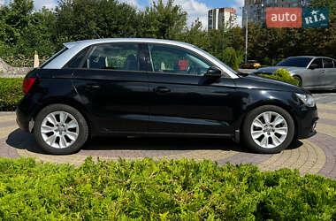 Хэтчбек Audi A1 2012 в 