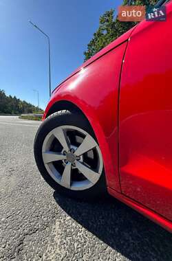 Хетчбек Audi A1 2015 в 