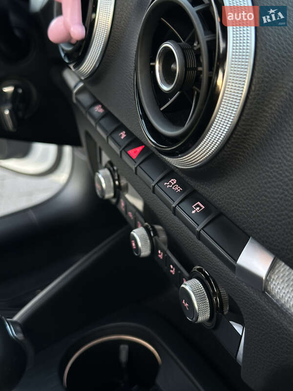 Седан Audi A3 2016 в Ужгороде