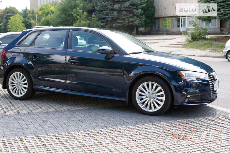 Хэтчбек Audi A3 2016 в Львове