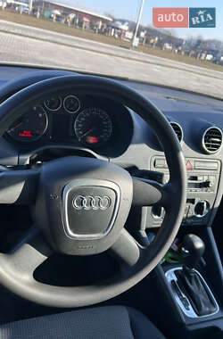 Хэтчбек Audi A3 2004 в 