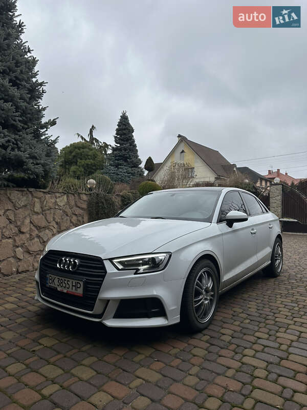 Седан Audi A3 2016 в 
