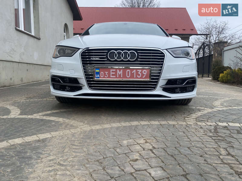 Хэтчбек Audi A3 2016 в Новояворовске