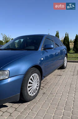 Хэтчбек Audi A3 2001 в 