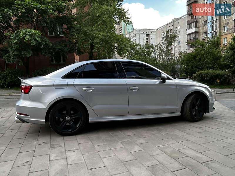 Седан Audi A3 2017 в Киеве