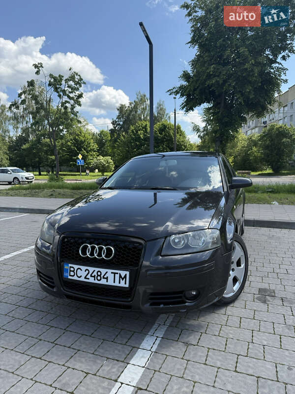 Хэтчбек Audi A3 2004 в 
