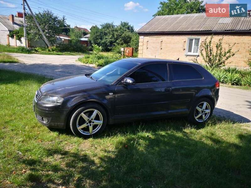 Хэтчбек Audi A3 2004 в 