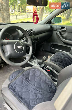 Хэтчбек Audi A3 2000 в 