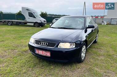 Хэтчбек Audi A3 2001 в 