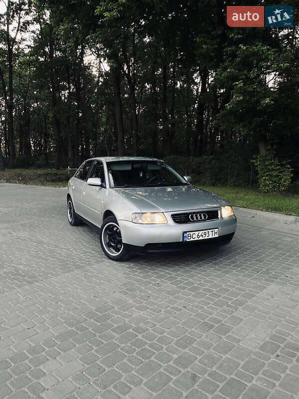 Хэтчбек Audi A3 2001 в 