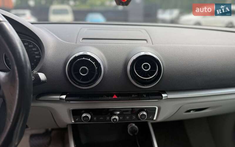 Седан Audi A3 2015 в Чернівцях