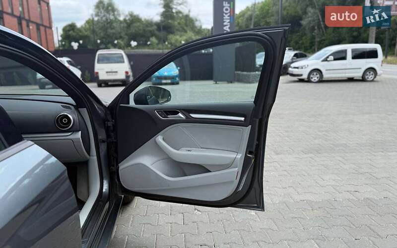 Седан Audi A3 2015 в Чернівцях