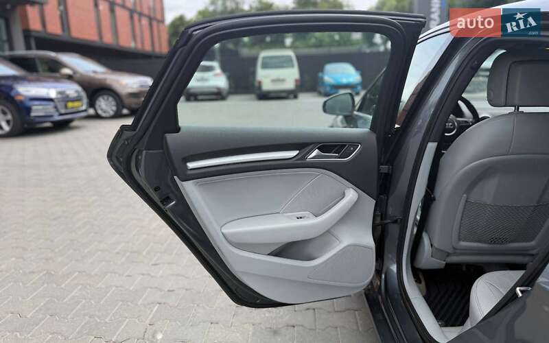 Седан Audi A3 2015 в Чернівцях