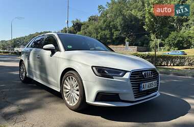 Хэтчбек Audi A3 2016 в 