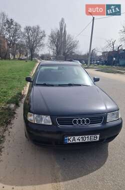 Хэтчбек Audi A3 2000 в 