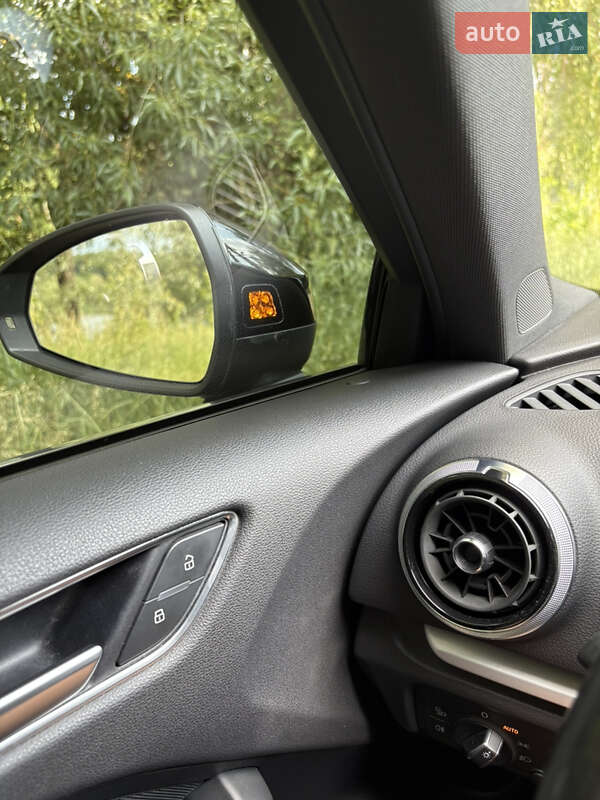 Седан Audi A3 2018 в Ромнах