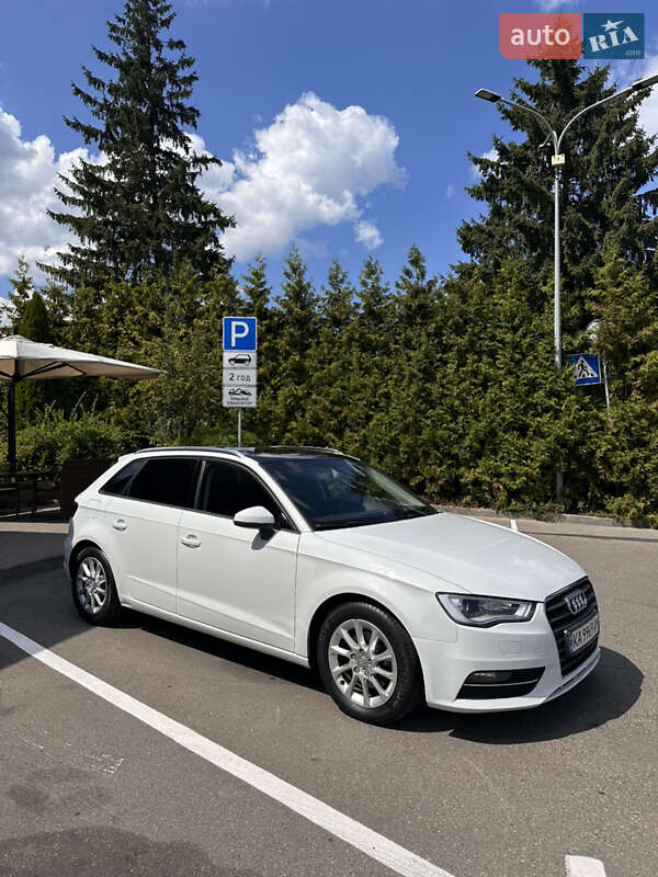 Хэтчбек Audi A3 2015 в 