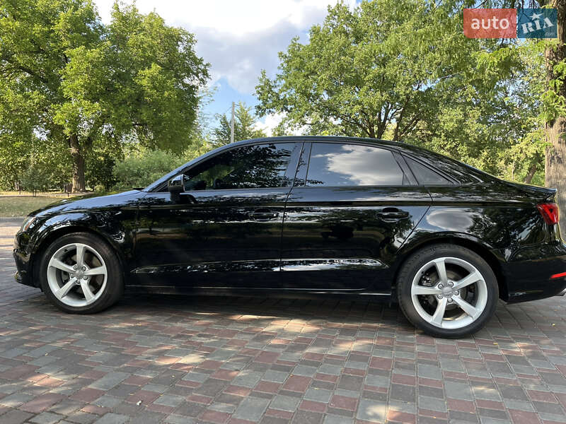 Седан Audi A3 2015 в Кропивницком