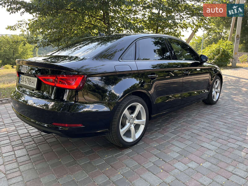 Седан Audi A3 2015 в Кропивницком