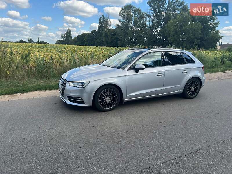Хэтчбек Audi A3 2015 в 