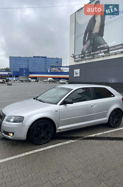 Хэтчбек Audi A3 2004 в 