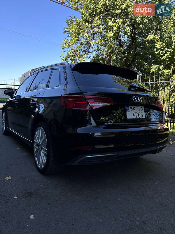 Седан Audi A3 2017 в Ровно