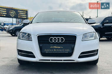 Хэтчбек Audi A3 2013 в 