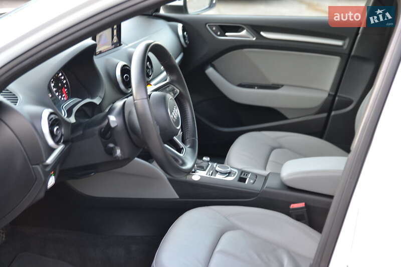Седан Audi A3 2017 в Луцке