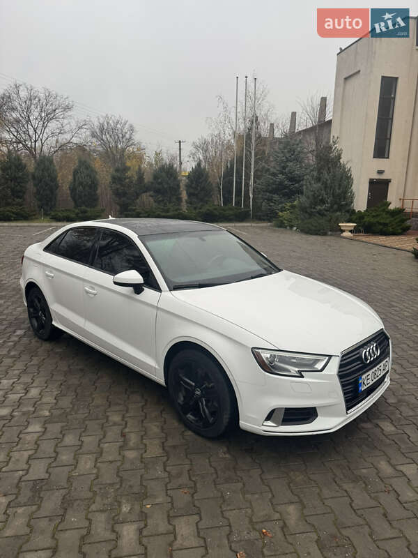 Седан Audi A3 2018 в Дніпрі