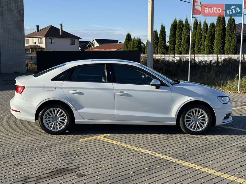 Седан Audi A3 2016 в Киеве