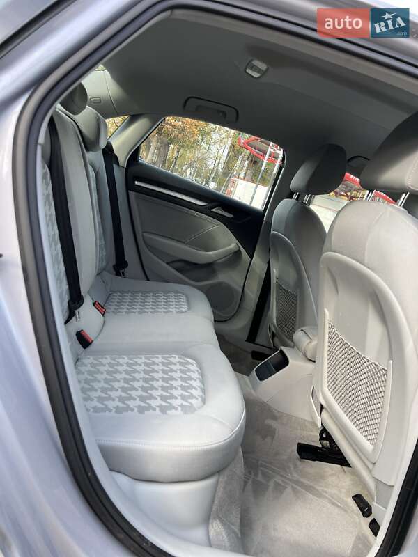 Седан Audi A3 2014 в Шумске