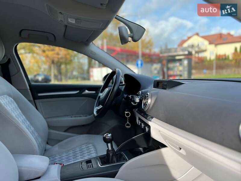Седан Audi A3 2014 в Шумську