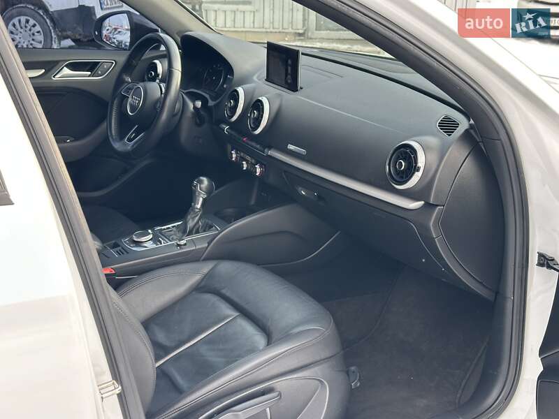 Седан Audi A3 2016 в Киеве