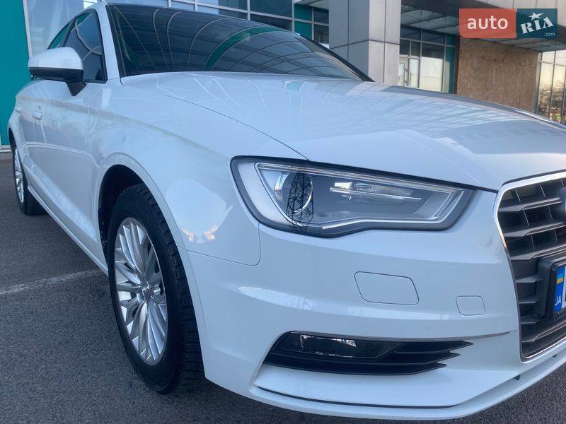 Седан Audi A3 2016 в Дніпрі