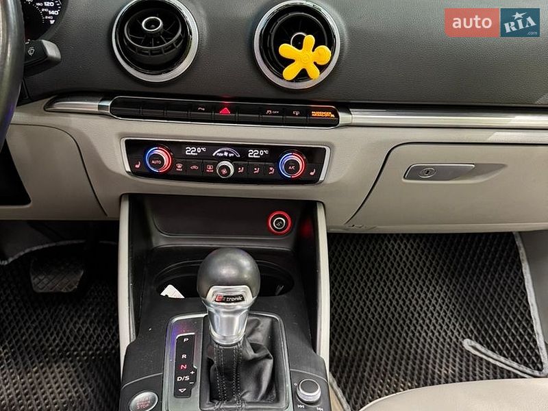 Седан Audi A3 2016 в Новояворівську