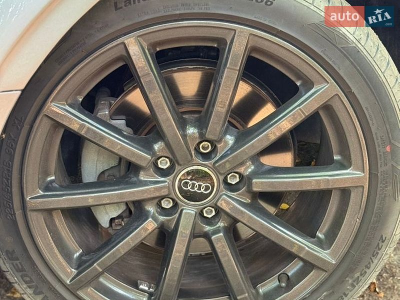 Седан Audi A3 2016 в Новояворівську